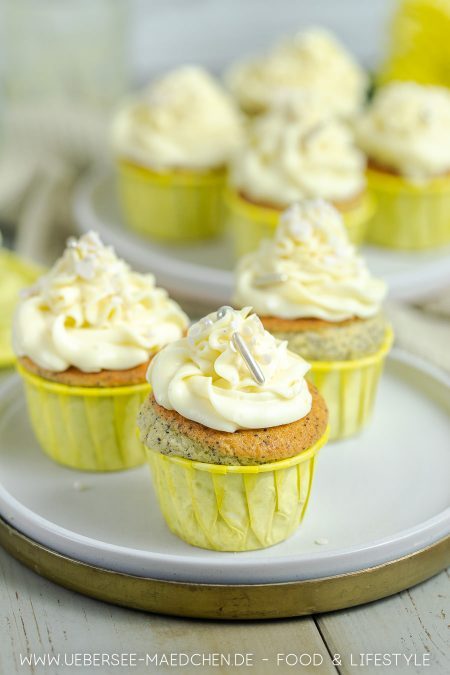 Zitronen-Cupcakes mit Mohn Rezept