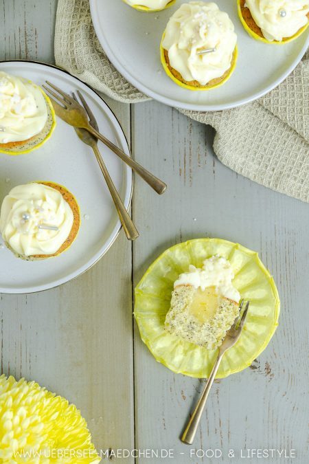 Lemoncurd-Cupcakes ultra zitronig mit Mohn Rezept