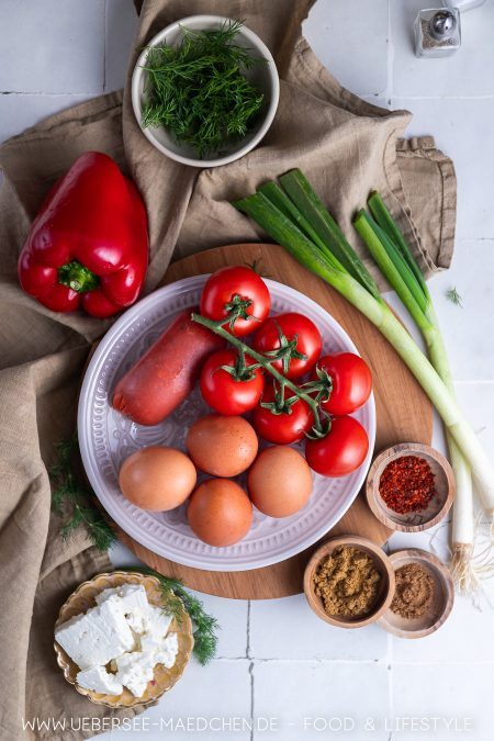 Zutaten für Menemen Rezept mit Tomaten und Sucuk-Wurst