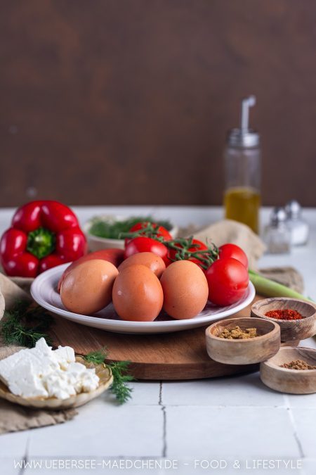 Zutaten für türkisches Rührei mit Tomaten und Sucuk