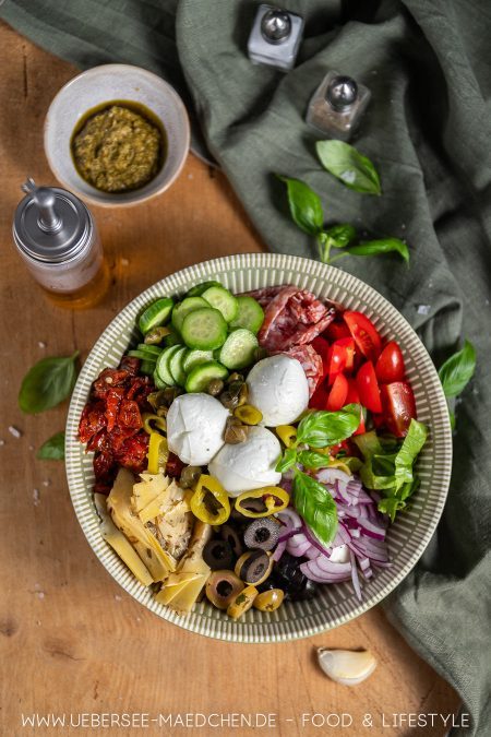 Zutaten für Sommersalat wie in Italien mit Salami Pesto-Dressing